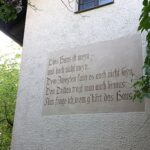 diese Inschrift am Haus fiel mir schon am ersten Tagg auf